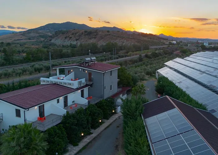 בית הארחה Policaretto By Calabria 3*